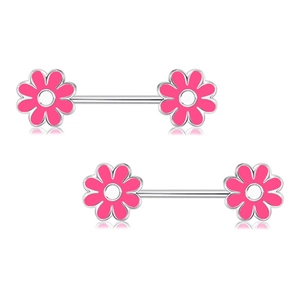 Dettaglio macro dei piercing per capezzoli a margherita rosa in acciaio inossidabile