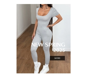 Dettagli del completo grigio due pezzi con top scollo a U e pantaloni a vita alta