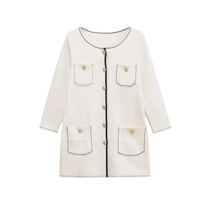 Cardigan en tricot crème pour femmes avec bordures noires et boutons dorés été 2025