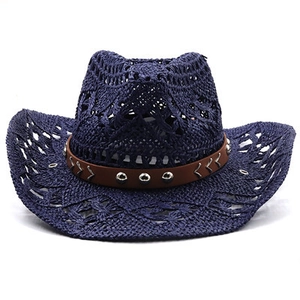 Détail d'un chapeau de cowboy en paille bleu marine avec bande en cuir cloutée