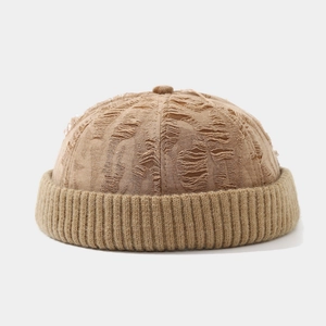 Détail du bonnet docker vintage kaki avec texture en maille vieillie et bord à revers