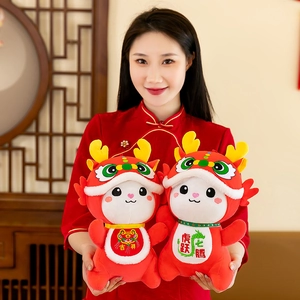 Peluche festivi della mascotte del drago rosso tenuti da una modella asiatica