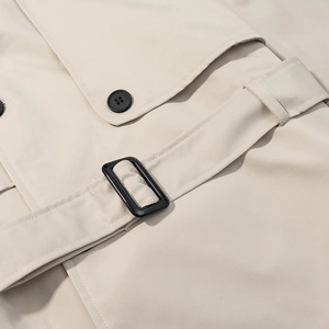 Trench-coat beige pour femme avec ceinture à boucle noire et détails de boutonnage