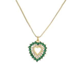 Collier cœur doré avec zircons verts et blancs sertis sur une fine chaîne vénitienne
