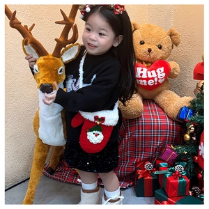 Détail du sac bandoulière Père Noël au crochet pour enfant avec décor en peluche