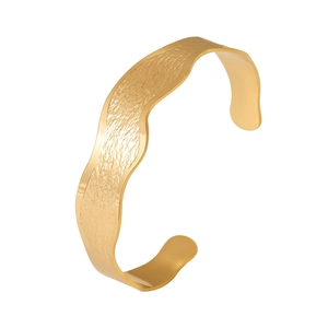 Polished 18K gold plated stainless steel open bangle featuring elegant wavy textured edges