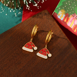 Nahaufnahme der goldenen 18K Edelstahl-Weihnachtsohrringe mit Weihnachtsmützen