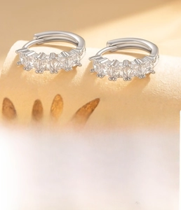 Detailed close-up of silver-plated hoop earrings with square zircon and dimensions table