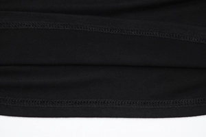 Dettaglio della trama in maglia nera e cuciture di alta qualità sul bordo del capo