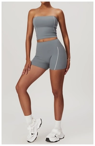 Détail du short de gym gris taille haute avec coutures blanches contrastées et tissu extensible