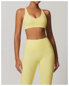 Gros plan sur la texture brossée jaune citron du legging de yoga sans couture à taille haute