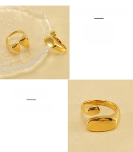 Dettaglio di anelli in acciaio inossidabile placcato oro 18k con cuore e finitura a specchio