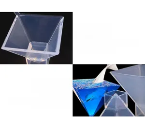 Macro detail van piramide siliconen mal en afgewerkte blauwe oceaanhars met dolfijn