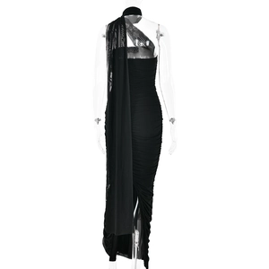 Détail de la robe longue moulante noire avec dos nu et décoration d'épaule tombante