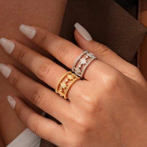 Anello aperto con stella ritagliata, placcatura in oro e argento e pavé di zirconi