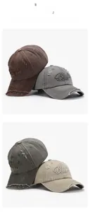 Vue détaillée de quatre casquettes de baseball aux tons terre avec broderie vintage