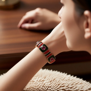 Dettaglio del bracciale vintage tricolore con gemma viola e smalto rosso e verde