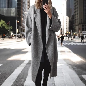 Manteau long en laine gris pour femme avec double boutonnage et revers style urbain