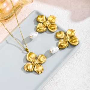 Retro Gold Floral Stainless Steel Necklace And Earrings With Freshwater Pearl Accents Elegant Flower Jewelry For Women