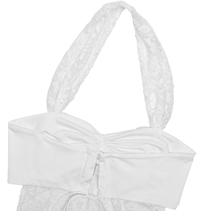 Détails du haut licou blanc avec dentelle délicate à l'ourlet et design plissé sur le buste