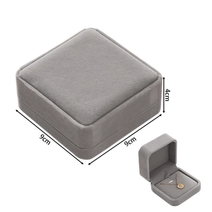 Gray velvet jewelry box detail showing closed and open views with dimensions 9x9x4cm