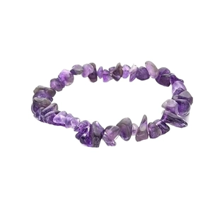 Natürliches, unregelmäßiges Amethyst-Splitter-Armband auf weißem Hintergrund