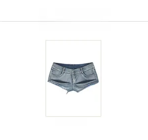Detailansicht hellblauer Denim-Hotpants mit ausgefranstem Saum und Vintage-Waschung