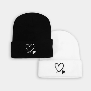 Ensemble de bonnets en tricot minimalistes avec broderie cœur en noir et blanc