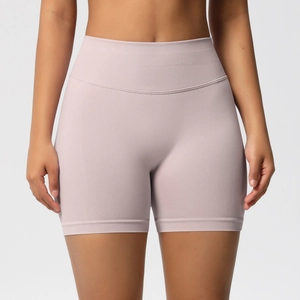 Vue détaillée de la large ceinture côtelée sur le short de fitness sans couture taille haute