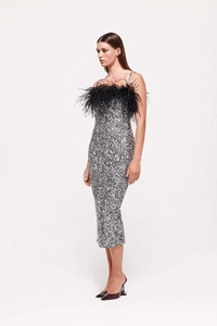 Elegante abito midi con paillettes, finiture in piume nere e silhouette aderente