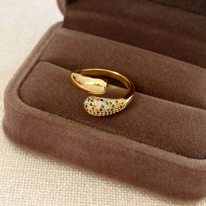 Dettaglio dell'anello placcato oro 18k con forma a goccia e cristalli di zircone colorati
