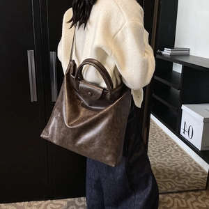 Grande borsa tote retrò in pelle marrone scuro con doppi manici per il pendolarismo quotidiano