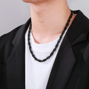 Détail d'un collier chaîne torsadée noire de 7mm pour homme en acier inoxydable