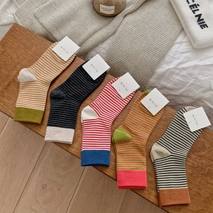 Lot de cinq paires de chaussettes en coton rayées en couleurs assorties sur bois