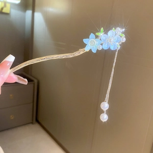 Détails de l'épingle à cheveux muguet avec fleurs bleues et pampilles de perles