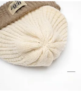 Macro della parte superiore del cappello in maglia con cuciture rinforzate bicolore