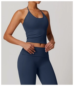 Détail d'un ensemble de yoga bleu foncé avec brassière dos nu et legging taille haute