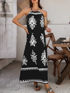 Detailansicht des schwarz-weißen Blumenmusters an einem Boho-Maxikleid mit Neckholder