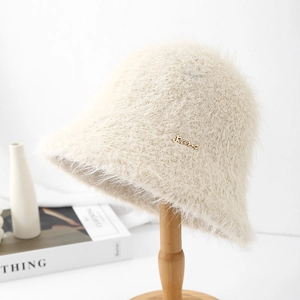 Bob en fausse fourrure beige crème avec lettres métalliques dorées sur un support en bois