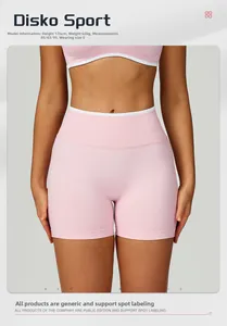 Vista dettagliata dei pantaloncini da yoga rosa senza cuciture con vita alta a costine
