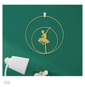 Detail einer goldenen Wanddeko mit einer Ballett-Silhouette in einem luxuriösen Doppelring
