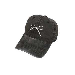 Casquette de baseball noire délavée vintage avec un nœud blanc brodé sur le devant