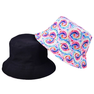 Set di cappelli alla pescatora reversibili neri e tie-dye con stampa graffiti trendy