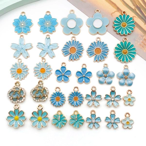 Flache Ansicht seeblauer Emaille-Blumenanhänger mit Gänseblümchen, Kamelien und Perlen