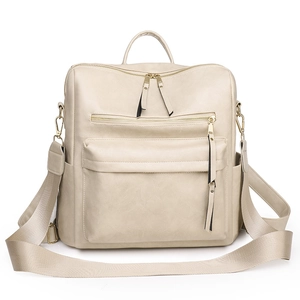 Detailansicht des beigen PU-Lederrucksacks mit goldenen Metallreißverschlüssen