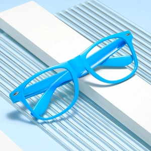 Blaue Retro-Vollrandbrille mit Reisnagel-Akzenten auf weißem Sockel in Studioaufnahme