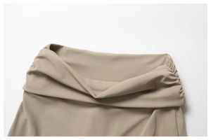 Détail du tissu de yoga beige avec un drapé élégant et une texture côtelée douce