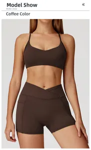 Détail du short de yoga café à taille croisée avec poches latérales fonctionnelles