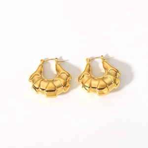 Vue détaillée des boucles d'oreilles croissant dorées avec texture de coquillage et plaqué 18K