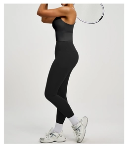 Seitenansicht des schwarzen Yoga-Sets aus Stretch mit Cross-Back-Top und Leggings